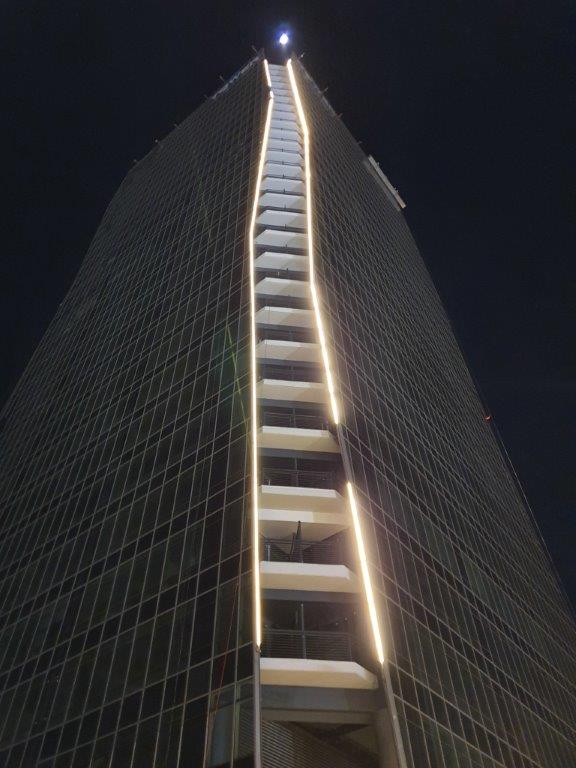 התקנת 1250 מטר גופי תאורה בבניין m בבאר שבע