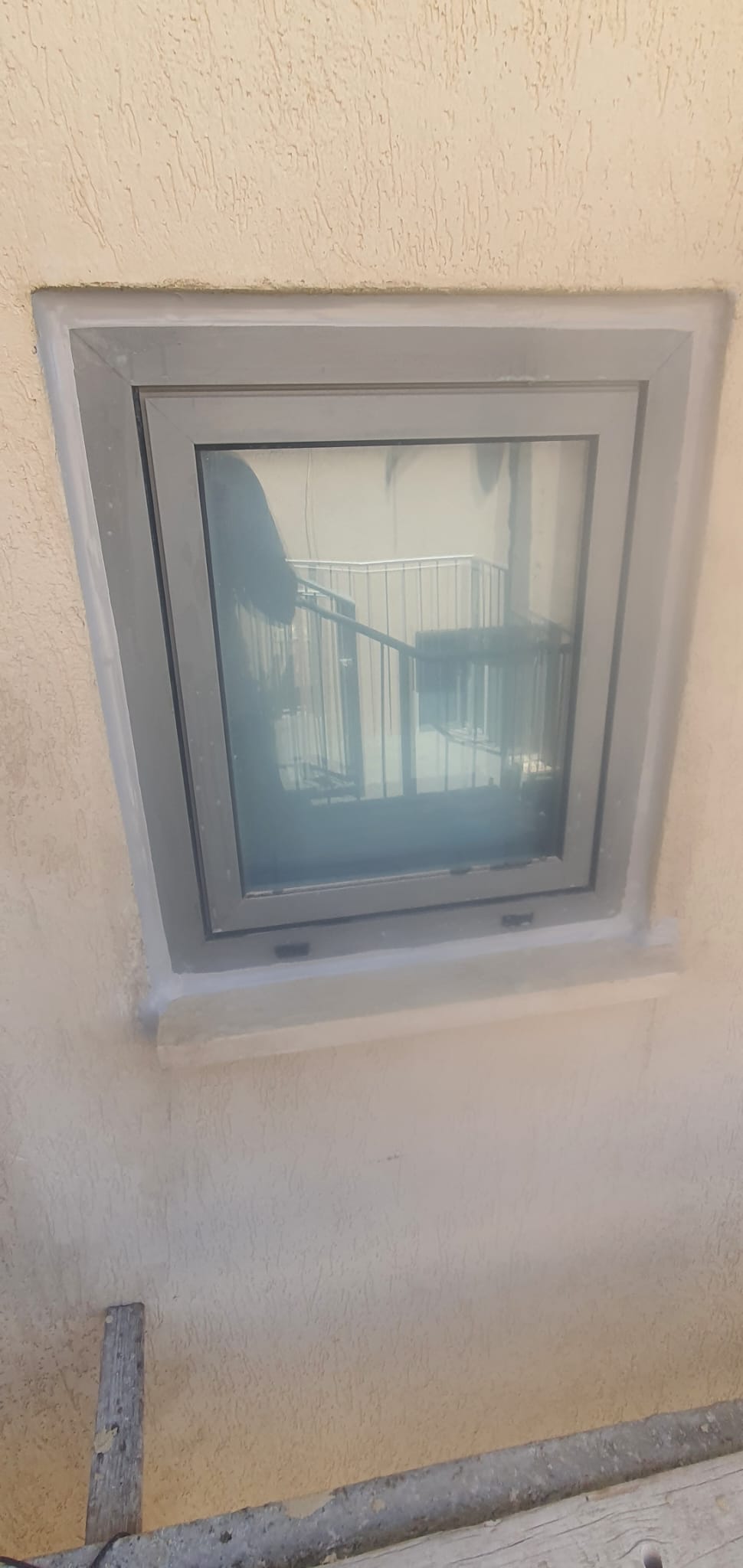 איטום חלון בסיקה פלקס + מריחת פריימר וניקיוי השטח לפני היישום איטום חלון בסיקה פלקס + מריחת פריימר וניקיוי השטח לפני היישום